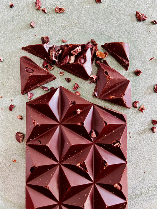 Carrés de chocolat noir haut de gamme parsemés de fèves de cacao croquantes – Alma Chocolat