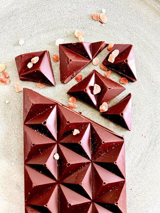 Carrés de chocolat noir équatorien 75% sublimés par des cristaux de sel rose de l’Himalaya – Alma Chocolat