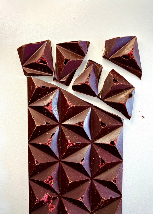 Carrés de chocolat noir équatorien haut de gamme parsemés de framboises séchées – Alma Chocolat