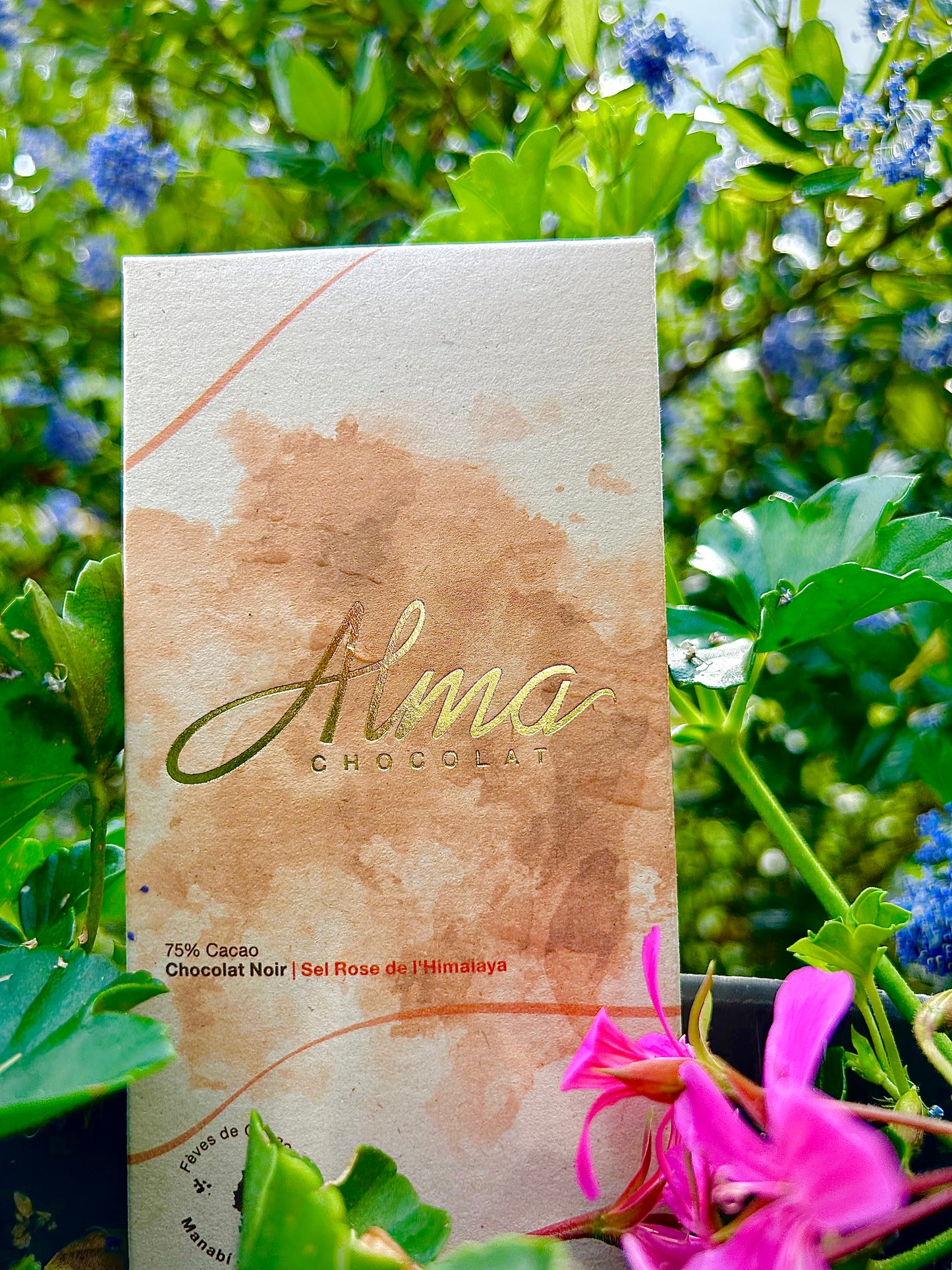 Chocolat noir Alma 75% au sel rose de l’Himalaya, raffinement et authenticité du cacao équatorien